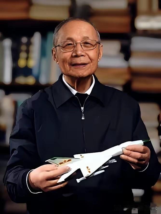 中国著名飞机空气动力学家，中国科学院院士，中国工程院院士，中国航空研究院名誉院长