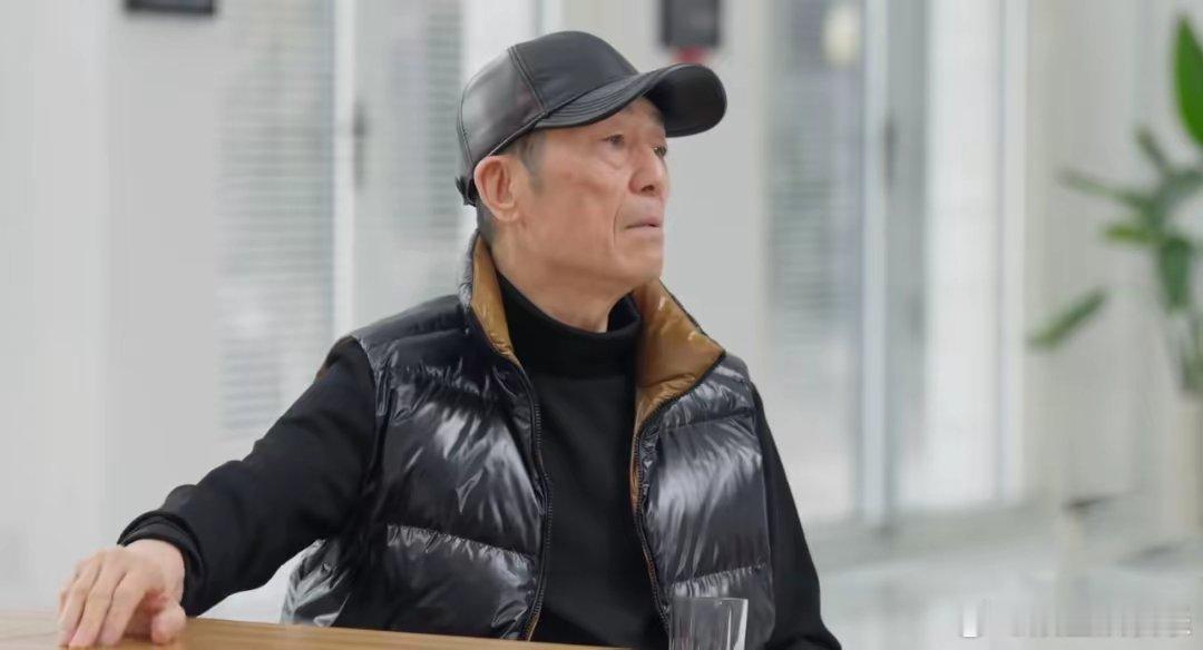 主持人问张艺谋:“给观众一个去电影院看《惊蛰无声》的理由。”张艺谋的回答还是蛮意