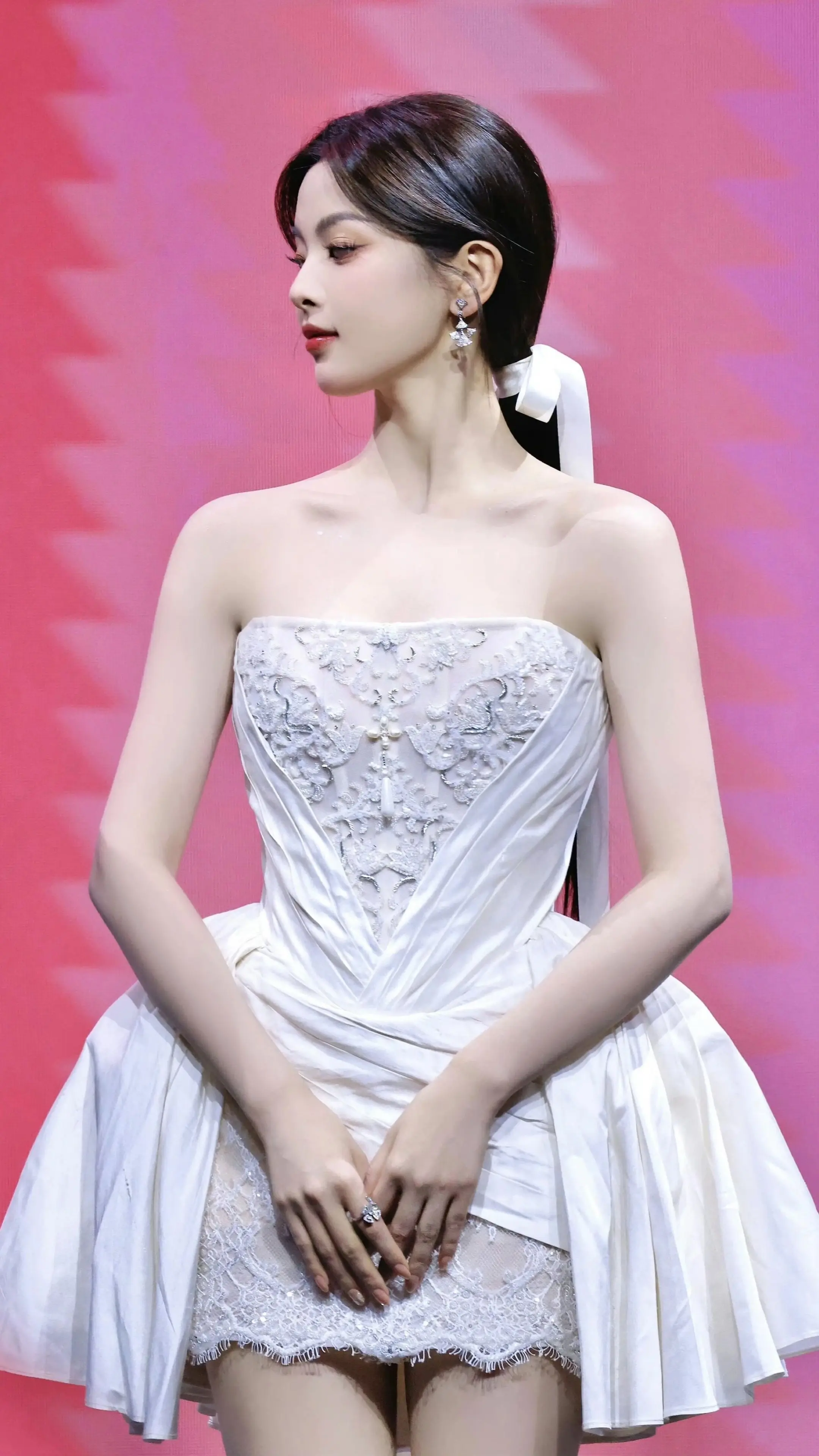 杨超越｜精致得像个洋娃娃！