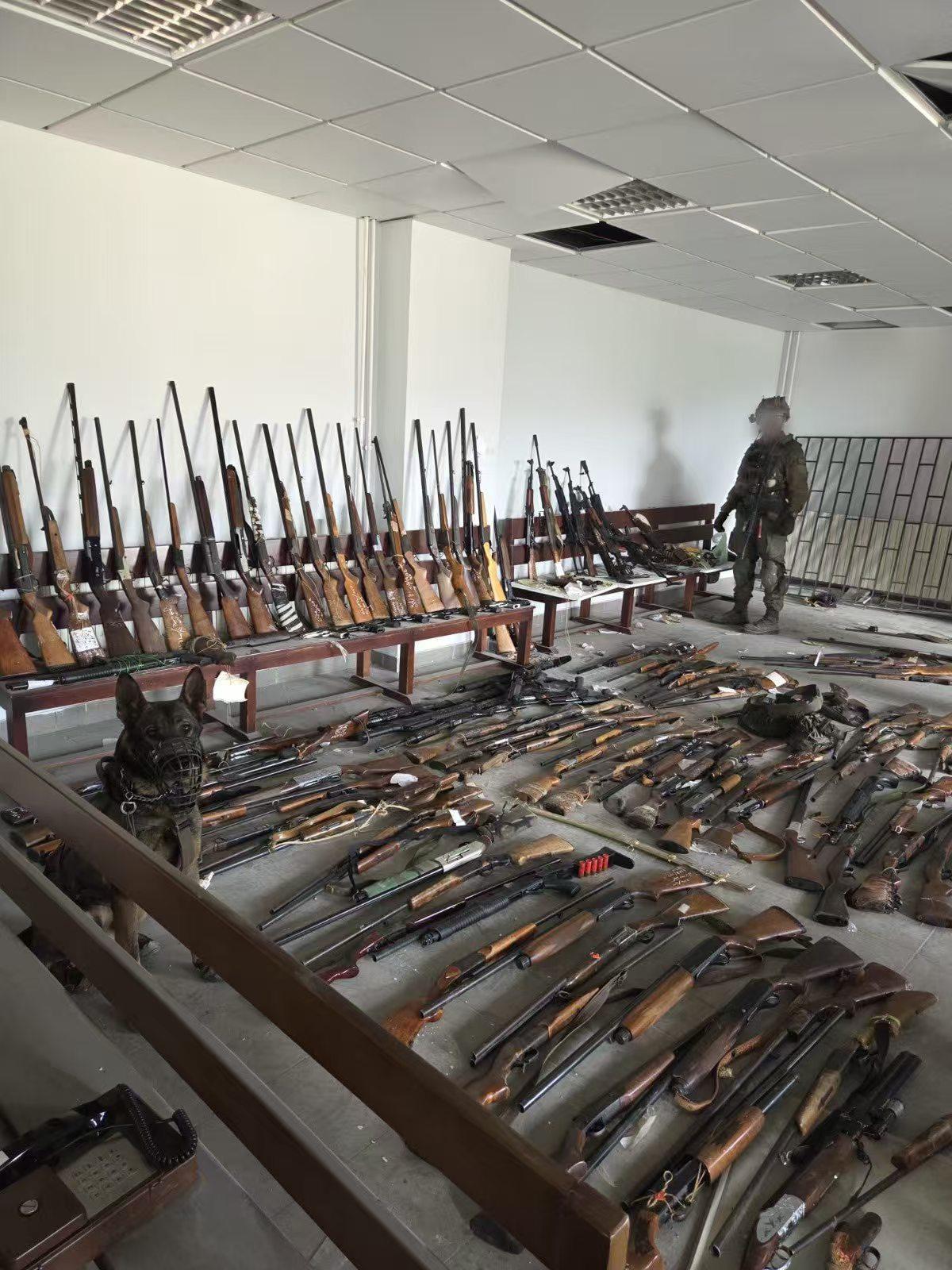 以色列军队第98师搜索分队进入黎巴嫩南部重镇宾特杰拜勒搜索，发现一个隐藏有130