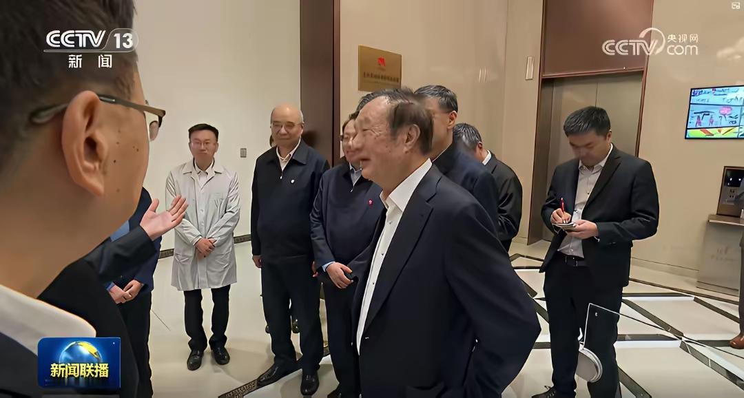 昨晚《新闻联播》里，任正非站在秋练湖研发中心的镜头一出来，好多人盯着屏幕没挪眼。