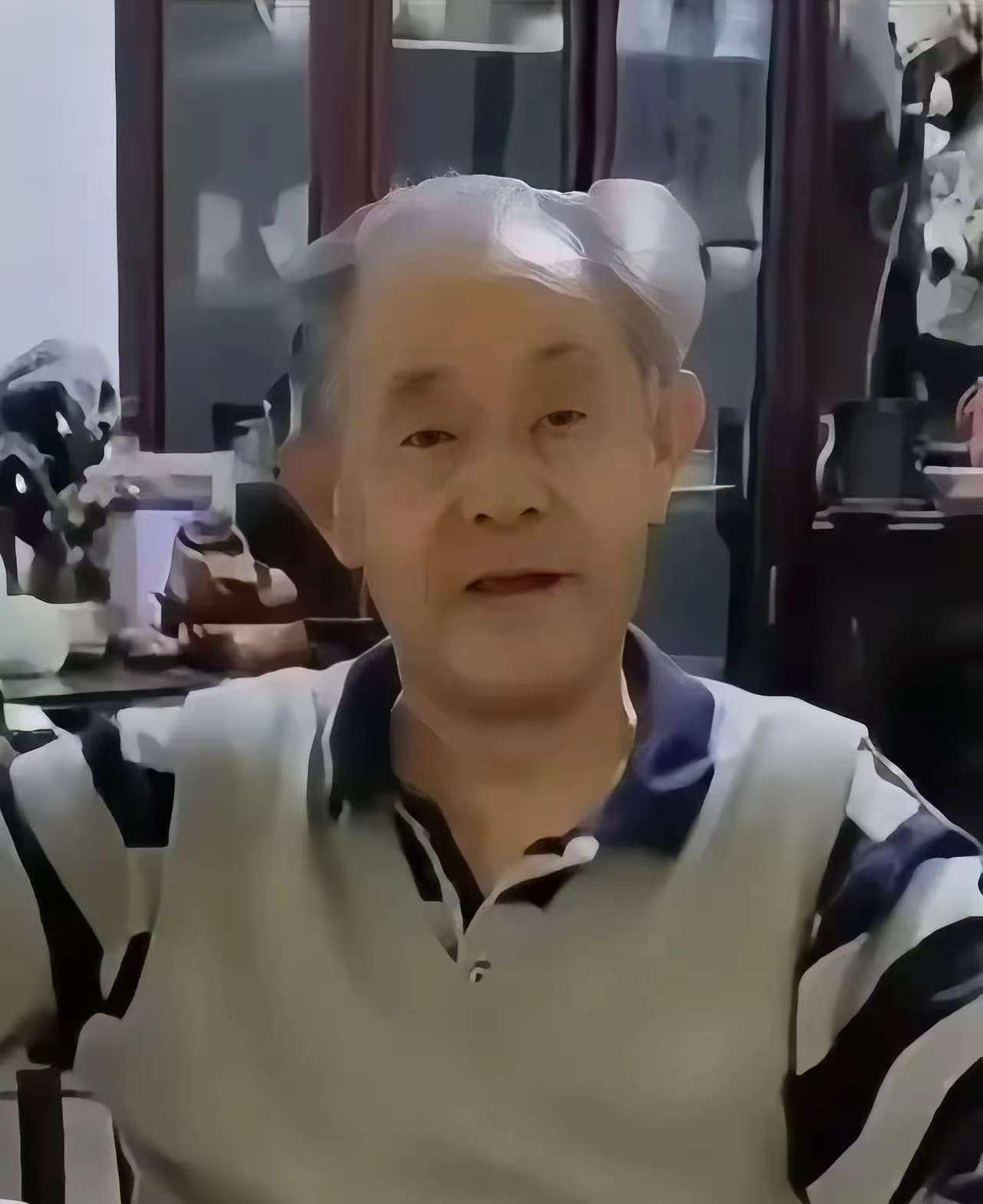 我刚看完那个新闻，手机直接砸脸上了，鼻梁子现在还疼着，82岁啊，都82岁了，退