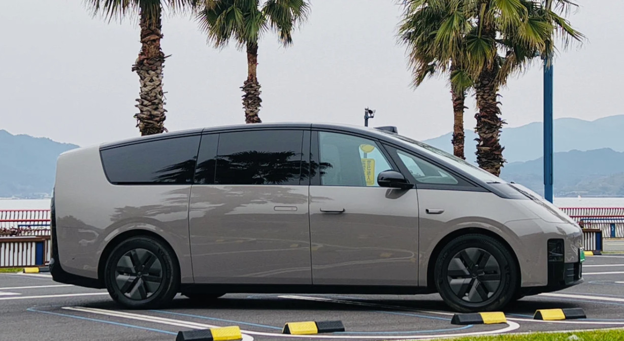 业绩承压，李想寄望“3+2”战略重拾“理想”。2025年理想汽车营收1123.1