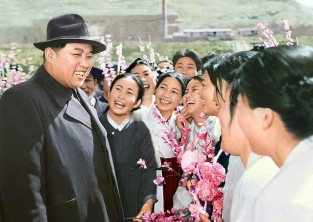 1991年10月10日上午，金日成拜谒了周恩来故居，因准备的花圈不够大，为周恩来