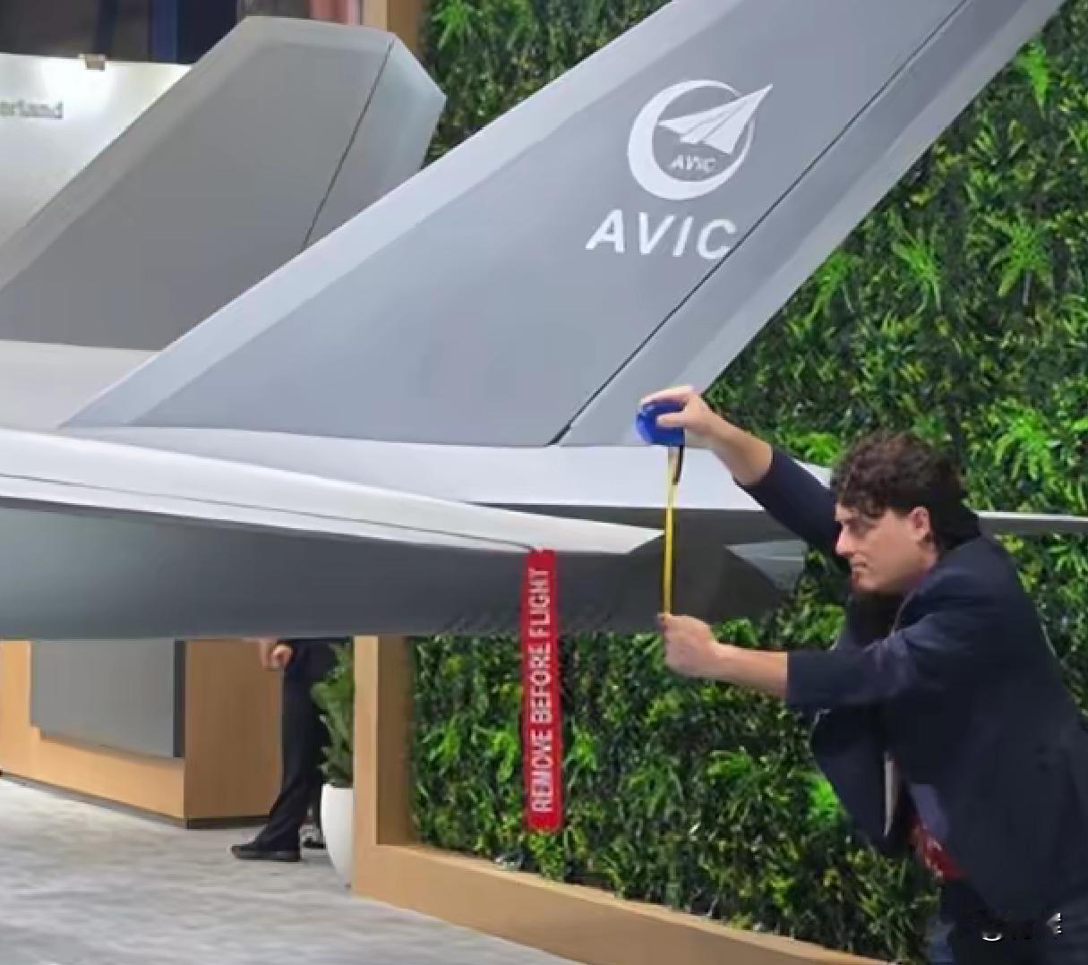 看到美军火商用尺子丈量歼35，就知道美国媒体为什么说歼35污染环境了这是近期出