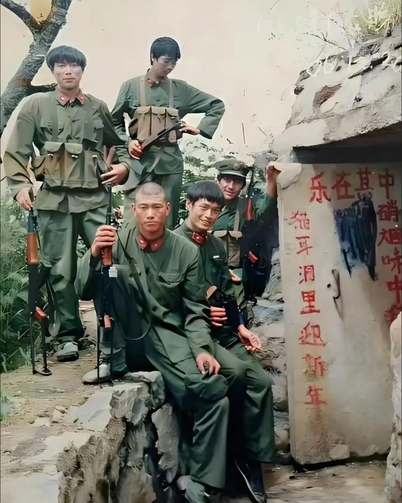很多人在看到这张照片时，会说照片中的几名男子，站姿有点不像军人。可其实，他们才是