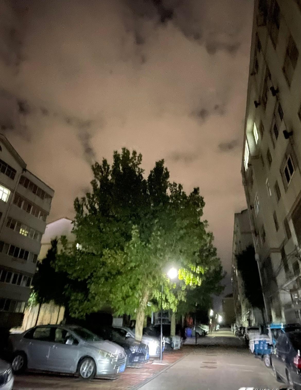 48小时，冲锋衣直接换羽绒内胆。不是你矫情，是冷得明明白白。老话讲“秋冻”，
