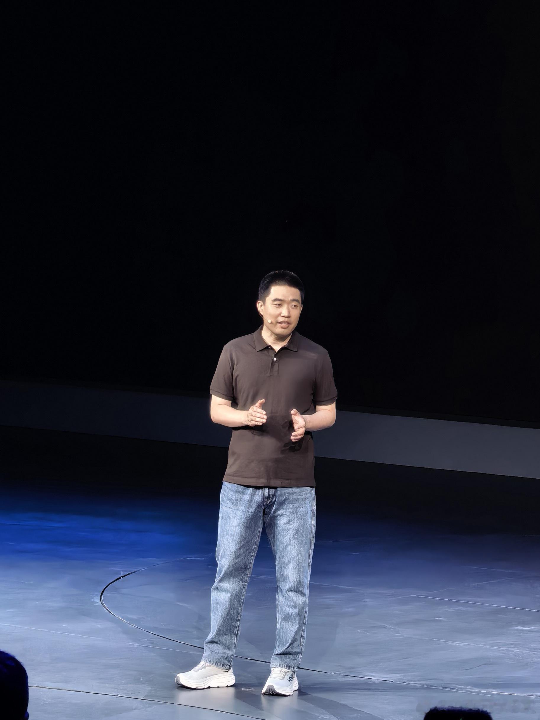 理想L8正式上市，提供Ultra和Livis两个版本，限时售价分别是35