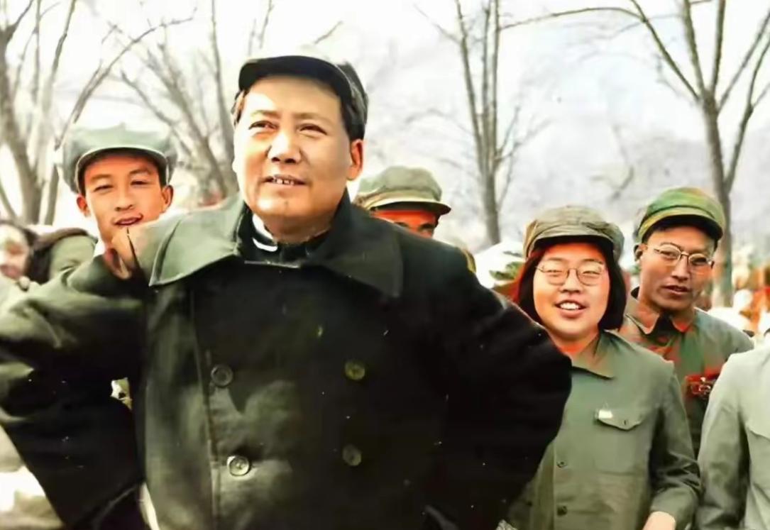 毛主席这气质，哪里一站，是任何演员塑不出来的。他那个笑，是让人记得住的那种。