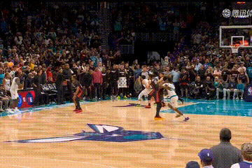 神了！科比怀特高难度3分绝平！比赛进入加时！附加赛第一场啊，已经打的头破血