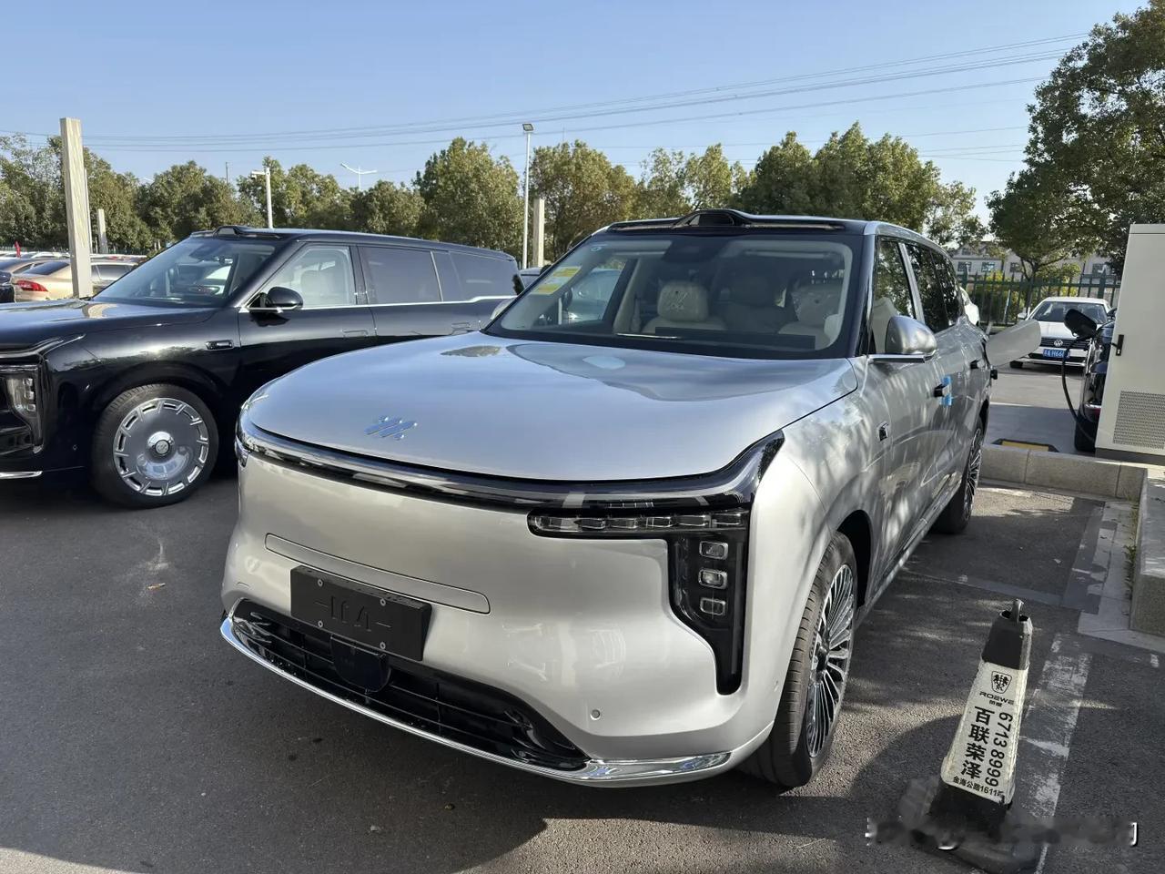 作为二胎家庭，今天特意去看智己LS9，没想到店里全是带娃的家长和年轻情侣，让我有