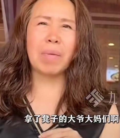 店主无奈喊话:“大爷大妈们还回来不追责“约200元一把损失不小”！四川遂宁一