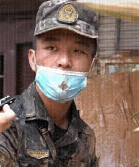 “实在太让人心疼！”7月11日消息，广西一名入伍未满4个月的05后新兵李晓康，参