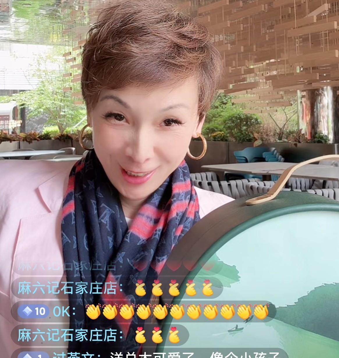 洋洋不厚道啊今天她开播了在直播间里问：小井今天开播了吗？有粉丝回她：开了，正播