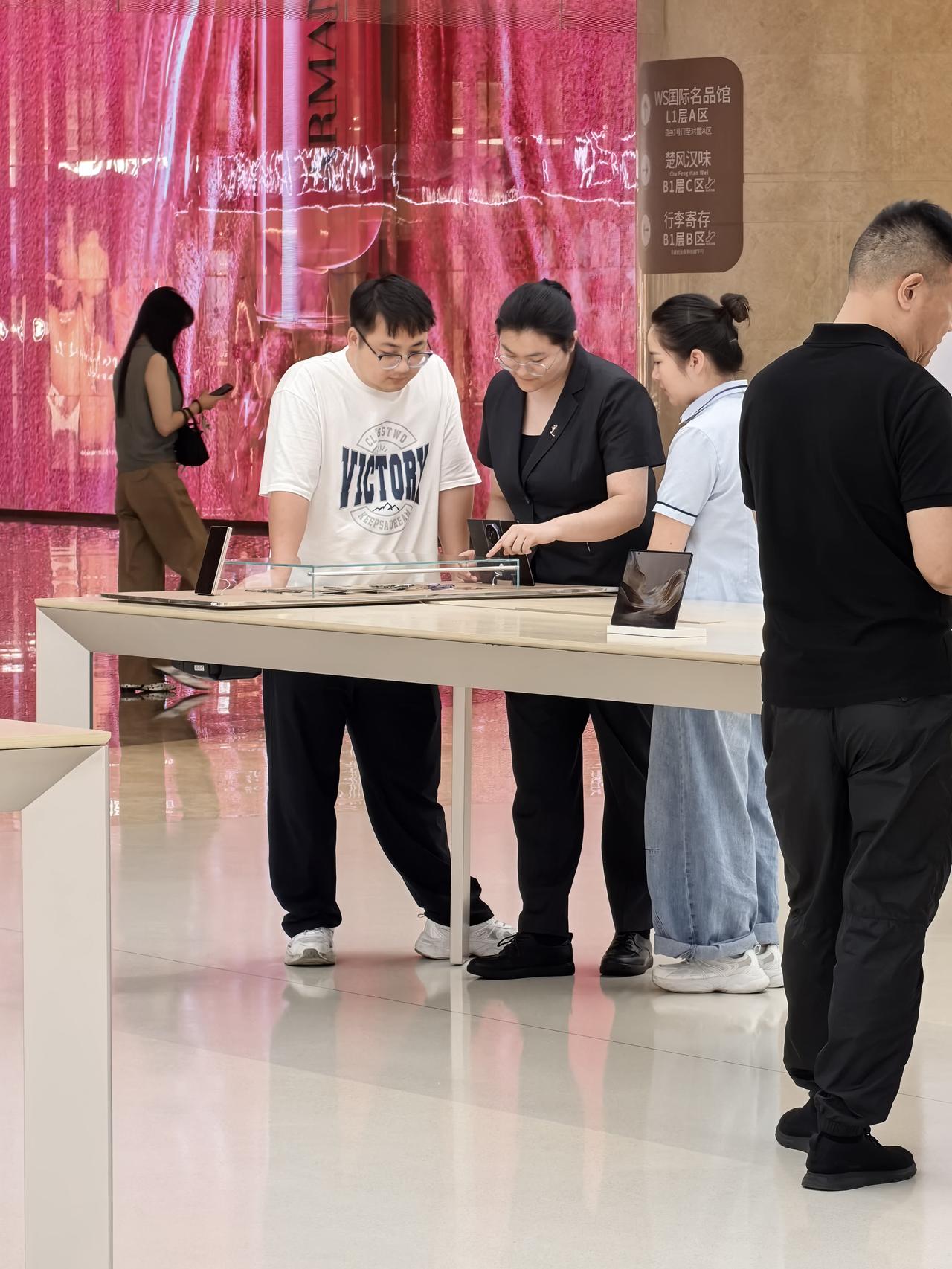 这次买非凡大师的人还真挺多的啊经过店里看到首销日第一批取到华为MateXT