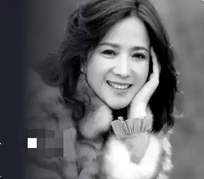 28年前她摇头拒绝的那场“沐浴戏”，今天被写进了国家文件。1996年片场，导演