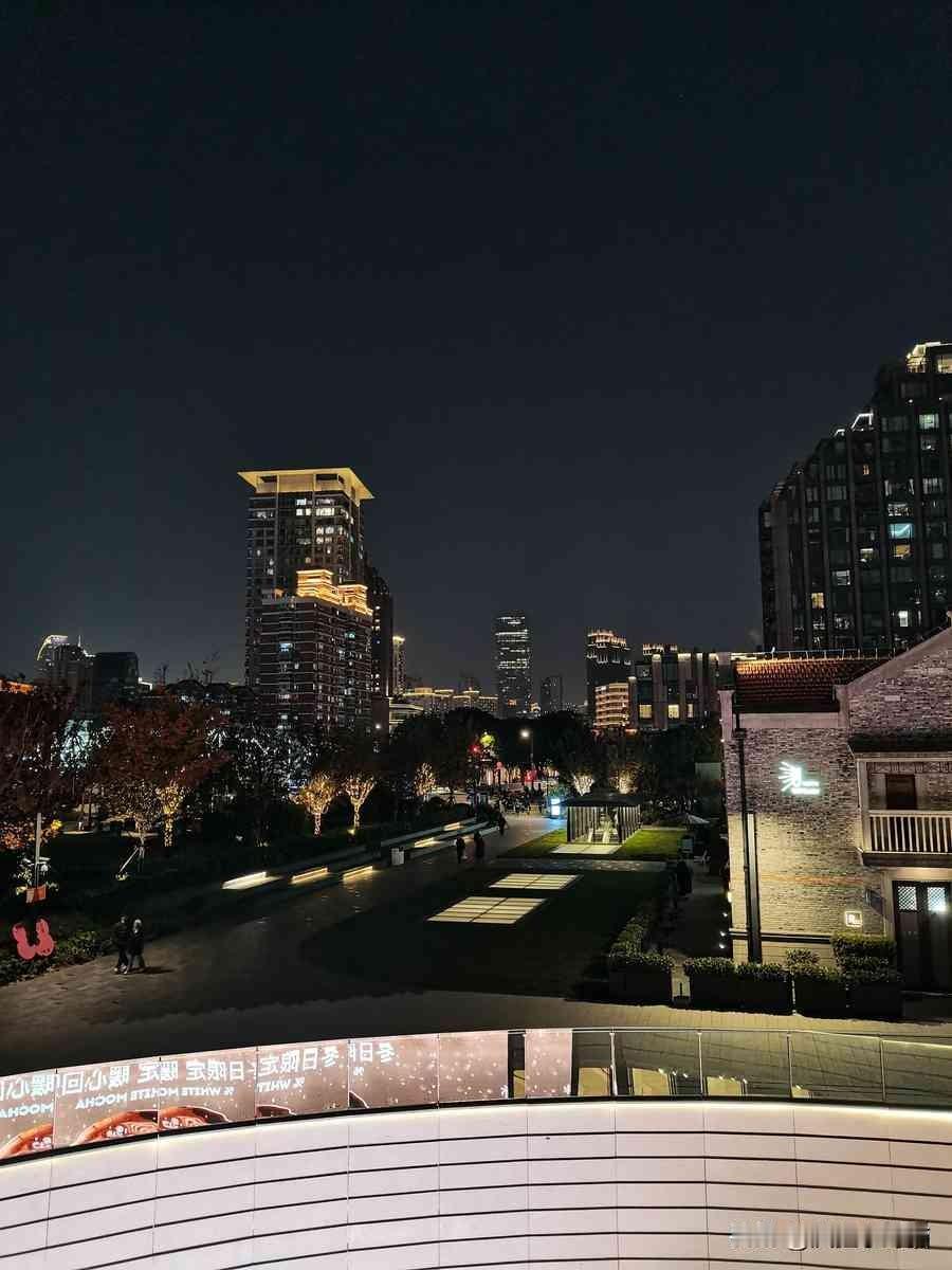 我接触过很多女人，所以懂了以下道理。女人跟你哭诉抱怨，你以为她需要你。错。这