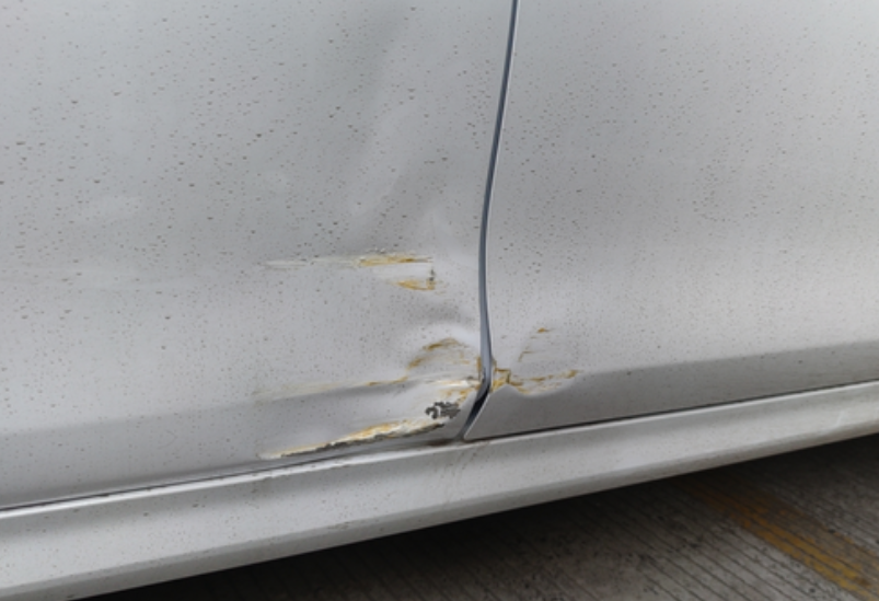 大哥们，小弟昨天在一老小区掉头不注意装上绿化带的柱子，这种情况怎么处理更合适，问