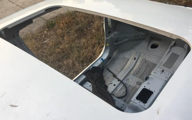前几天陪朋友去二手车市场，他看中一辆带全景天窗的准新车，价格很心动。我拉着他没让