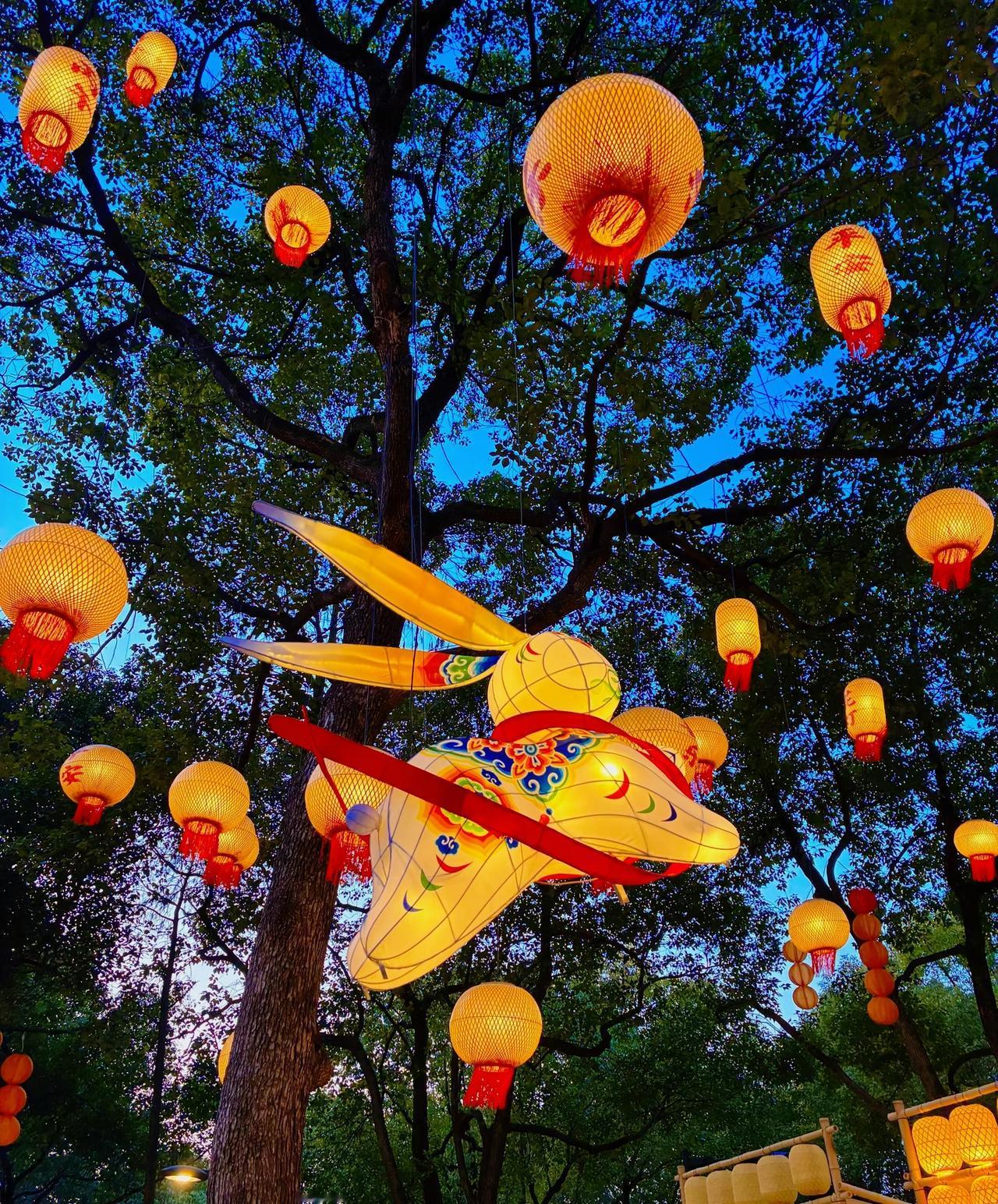 ：）人美不在衣，家美全靠妻。家常饭，粗布衣，知冷知热结发妻，苗好一半谷，妻好一