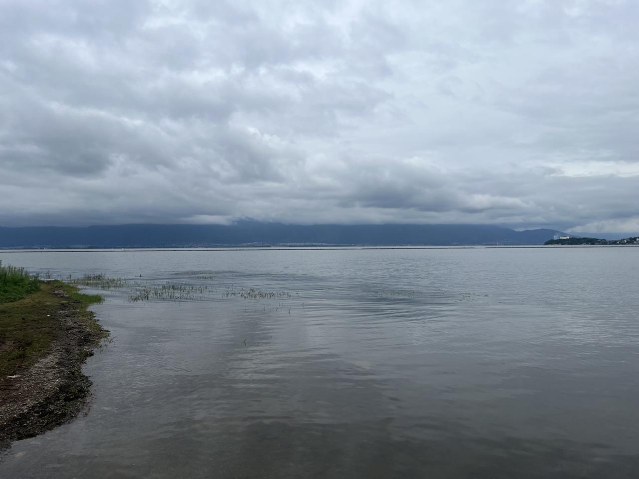 多年前的一位同事，现在一所市区公办初中担任级部主任，主管初三年级。上个周，我们