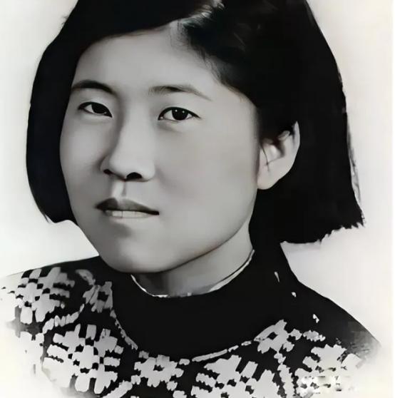 1958年9月，杨虎城的女儿杨拯陆在婚礼前期，突然失踪。之后，人们在雪地里发现了