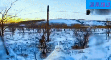 库皮扬斯克，乌军小队早早就下车，徒步从田野树林进去城区及郊区阵地，可是大雪寒冬哪