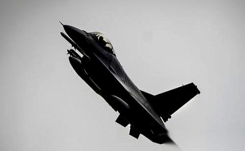 最可怕的事儿是什么？是那架F-16的飞行员，在飞机炸成一团火球前的最后一秒，才