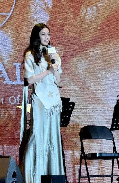 钟楚曦确实神颜，一直很吃她的颜，明艳里保留着失落的港风，美得十分有风情。