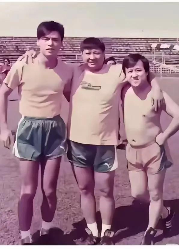 40年前的老照片了最矮的是曾志伟然后是洪金宝左一最帅的那个男演员还有谁认识吗