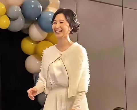 就没人发现关咏荷不对劲儿吗？她都已经61岁了，松垮的皮肤、发量稀疏、身材走形，这