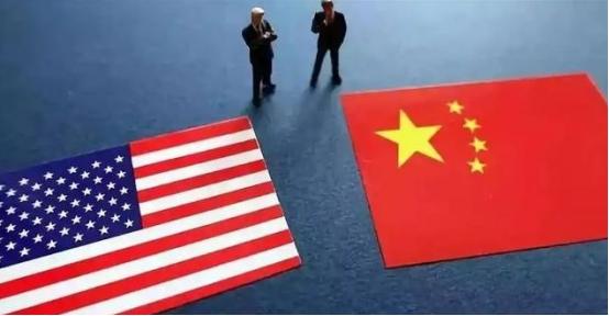 眼下，全世界都在看中美谁先撑不住，现在是中国有货卖不出，急着赚钱，美国是有钱买不