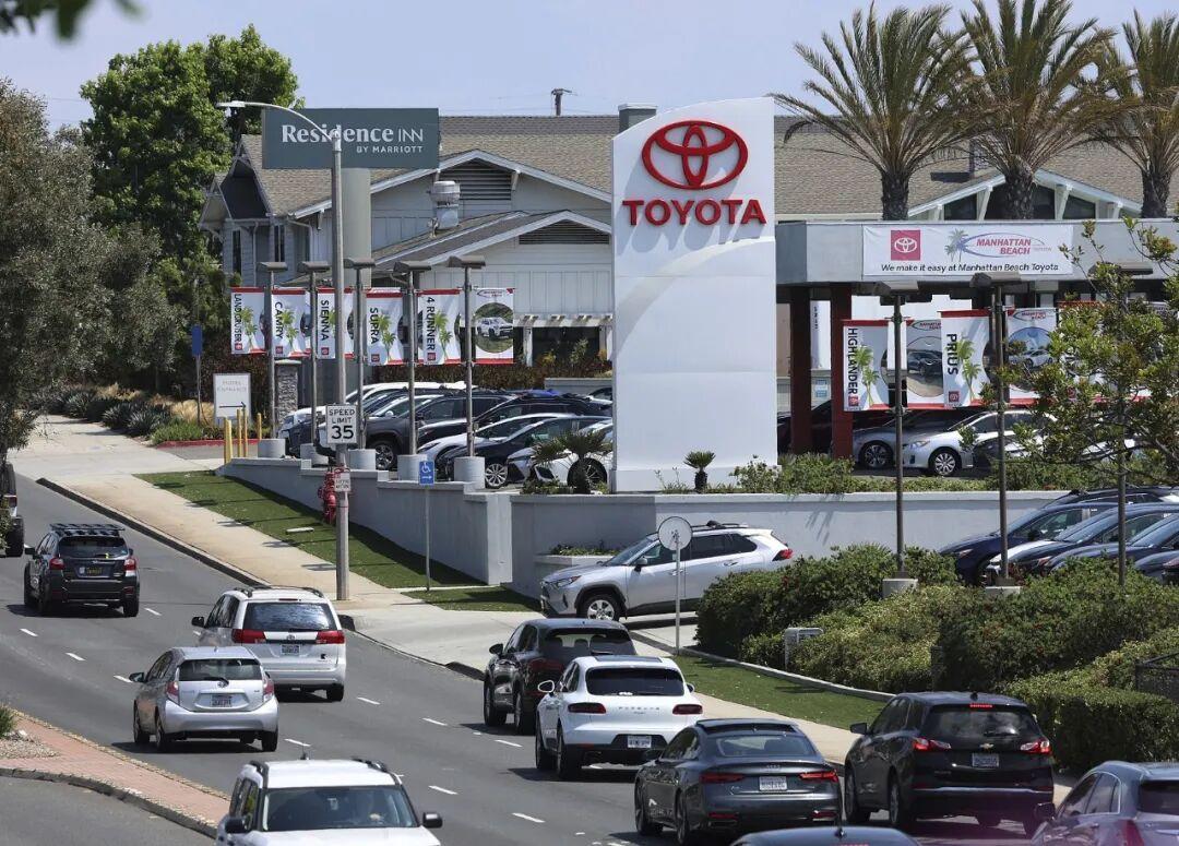 丰田背后，站着一排美国人。你看那股东名单，摩根大通拿着4%多，先锋集团、贝莱德这