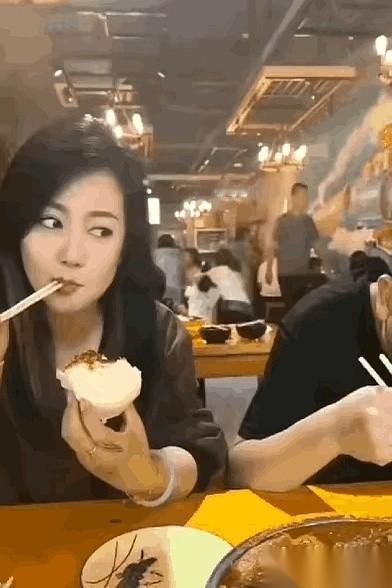 一顿饭，最精彩的部分，永远在桌子底下。大家都在聊工作，聊八卦，酒杯碰得叮当响，