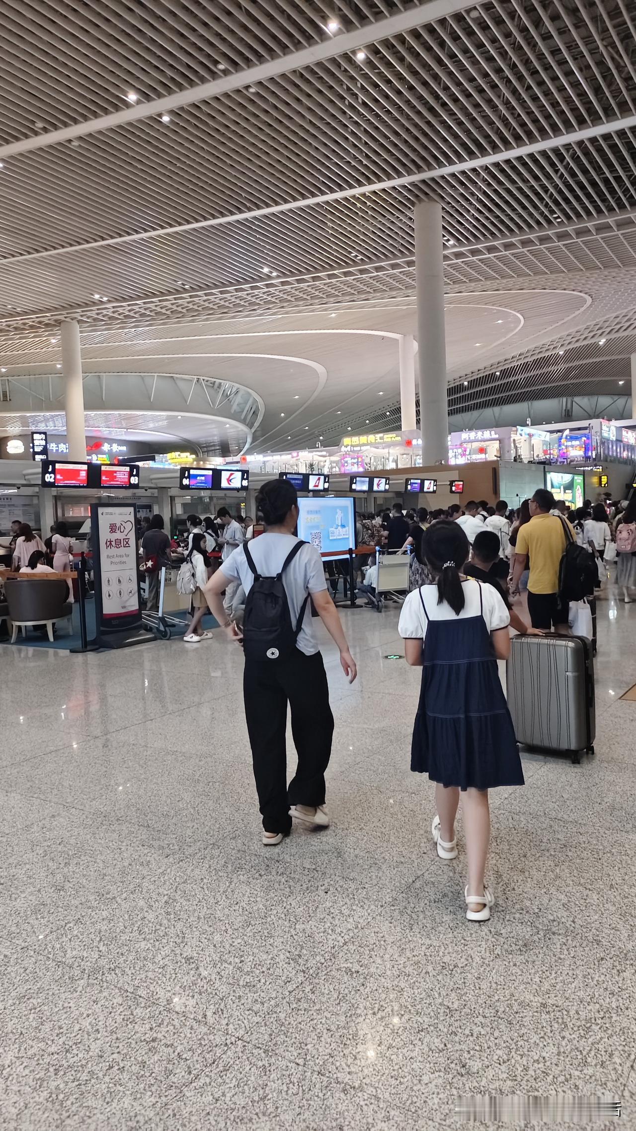 原本预估从青岛海游路驱车赶到青岛胶东国际机场，最快也要六点十二分才能抵达，没想到
