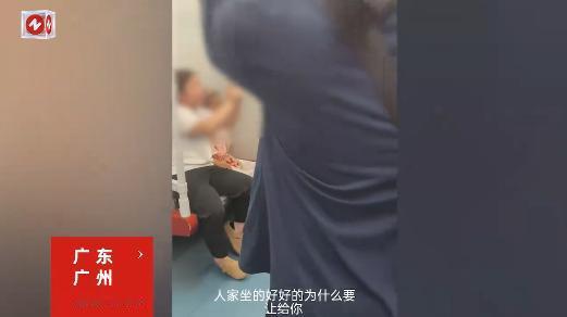 “吵翻了！”7月16日，广州，一女子带着女儿坐地铁，结果，却被一老年女士要求小女