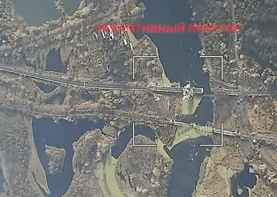 俄军终于把乌军后勤桥梁炸断了！10月16日，乌军后勤大桥和浮桥彻底被炸毁了，这座
