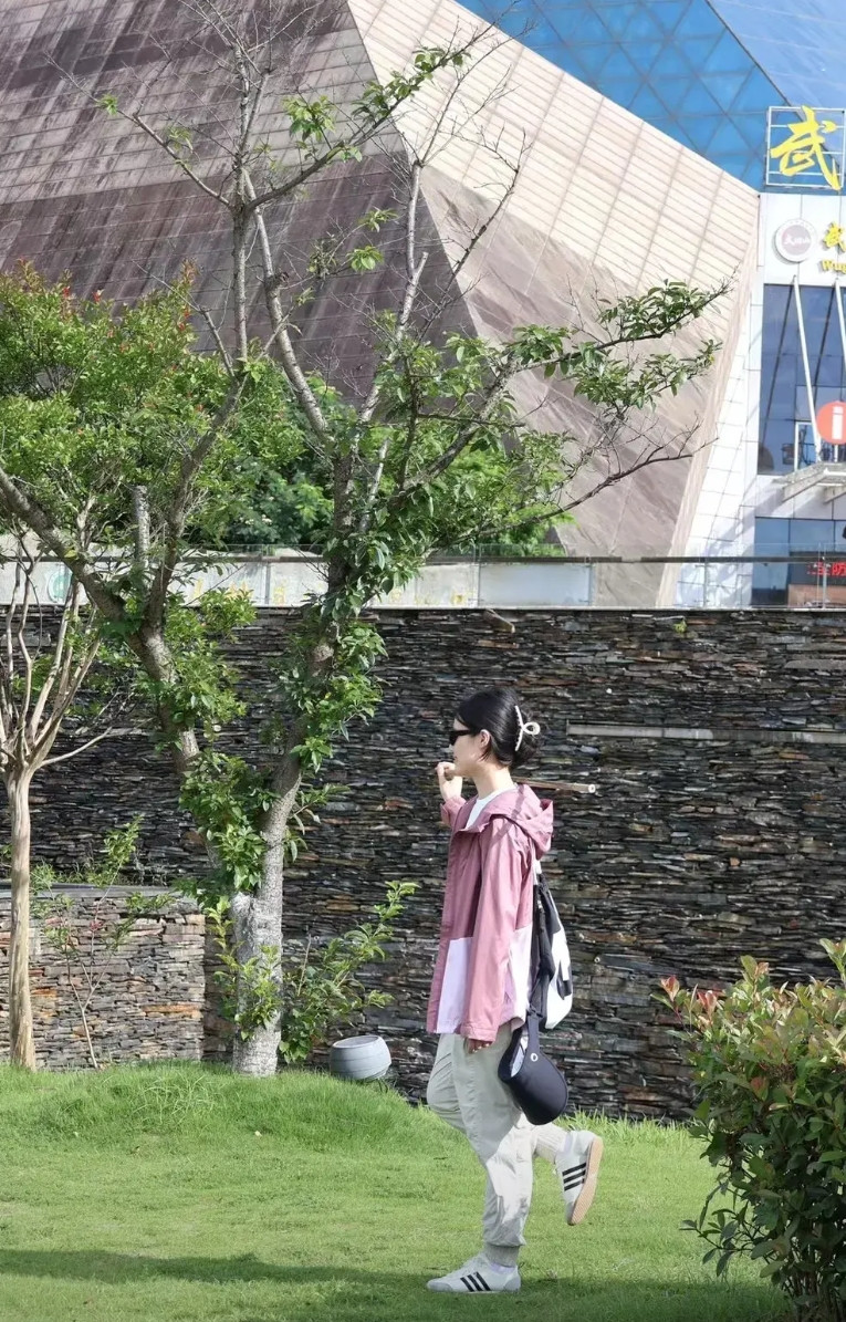 表姐家跟邻居家关系融洽。表姐只有一个独生女，邻居家只有一个独生子。两个孩子考