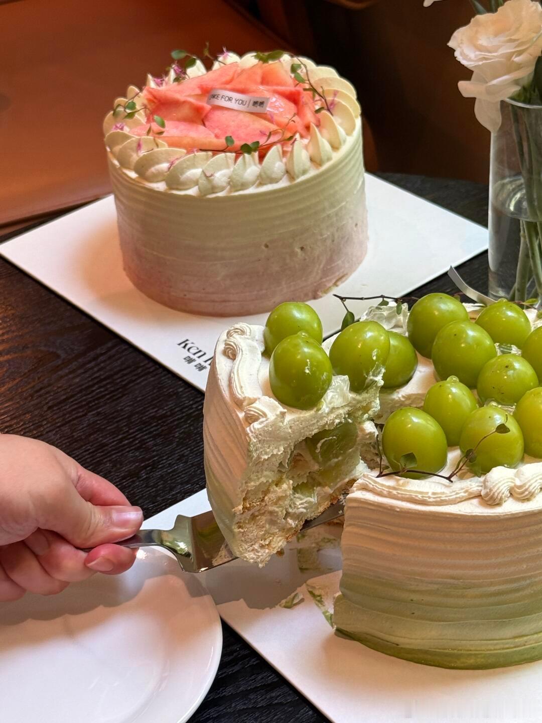 日常挖到超绝蛋糕店～青提、蜜桃口味颜值拉满，奶油轻盈不腻，搭配店里的花