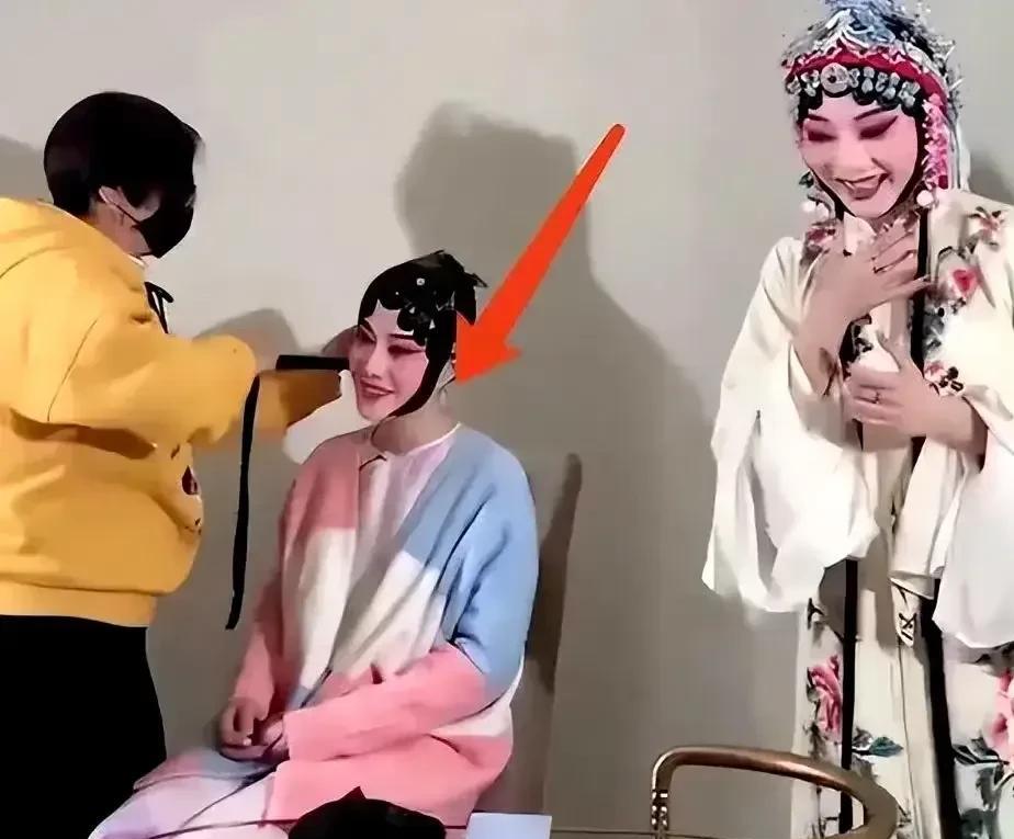 103岁的杨振宁为49岁的妻子翁帆庆祝生日，画面温馨动人。