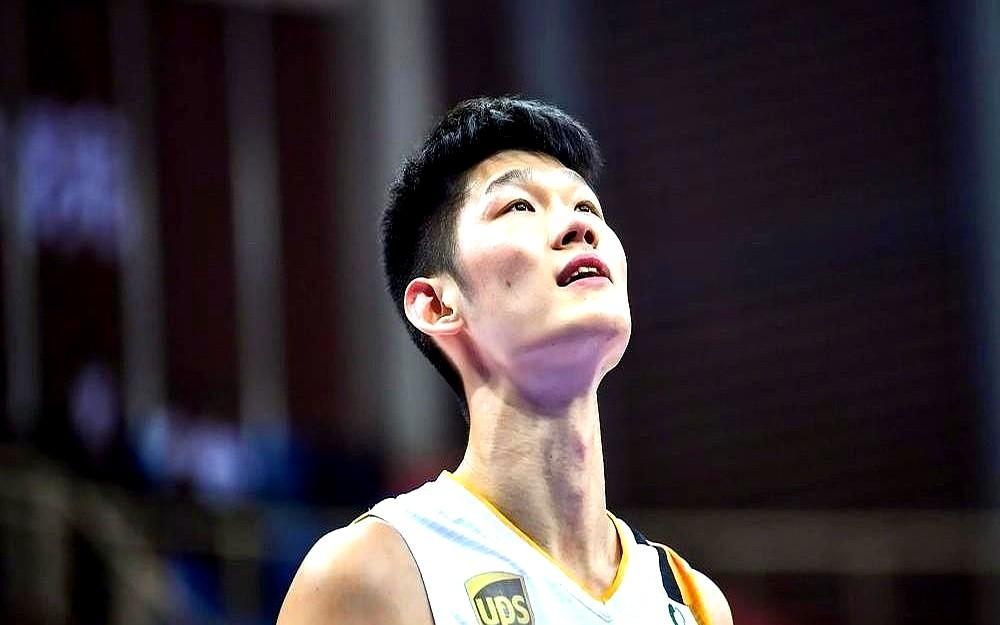 胡金秋面前摆着两个选项：北京那边，周琦等着他。他带着十年底子站在岔路口，大老板