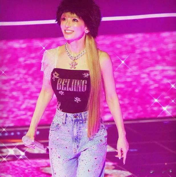 滨崎步的上海演唱会取消，滨崎步向1.4万歌迷道歉，并向200名工作人员表示遗憾。