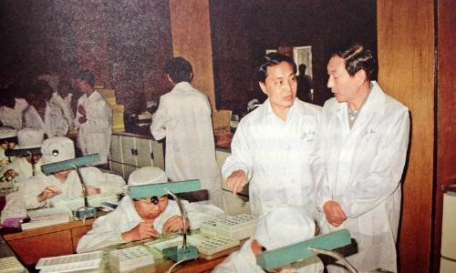 1988年6月16日，考察上海手表厂。右二为上海手表厂厂长戚德林。