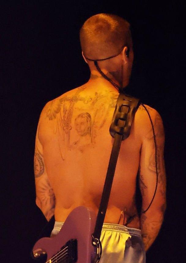 JustinBieber把海莉的脸纹在了背上.​​​