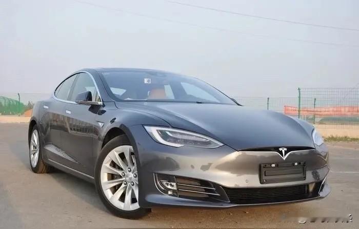 选特斯拉3、宝马3还是奔驰C，得看个人需求。要是追求科技感和省油，特斯