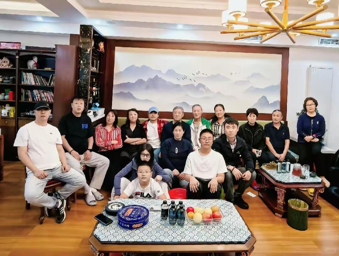 沈腾一家参观三星堆沈腾在成都结束电影路演工作之余，抽空带着家人参观三星堆博