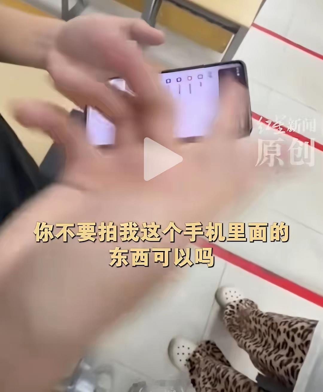 华南理工男生偷拍女同学裙底一个男生在教室里对女同学干了这种事，学校只是让他留校察