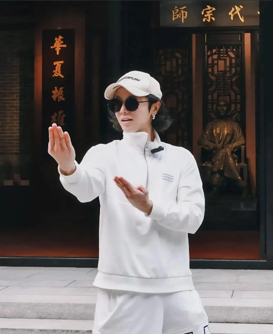 华晨宇可能很难再结婚，原因可能是他从小在单亲家庭长大，