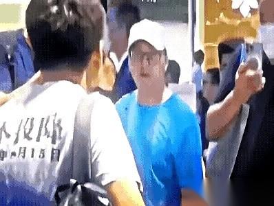 “你这是极端民族主义！中国就是有你这种人太多了！”就因为一件T恤。上面印着：
