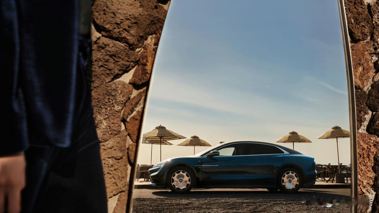 仰望U7这两宣传图，这很难想象居然来自官方吧？一款超过5米3长的大轿车，居然被做